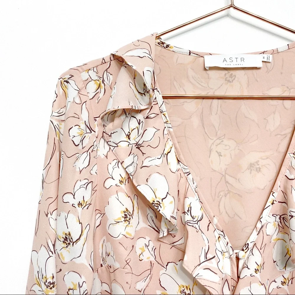 astr | ruffled button-front floral v-neck blouse blush pink m